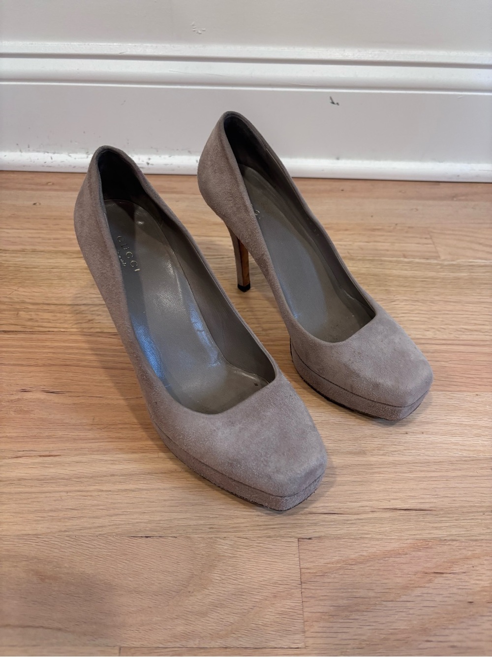 Gucci grey suede platform pumps size 37